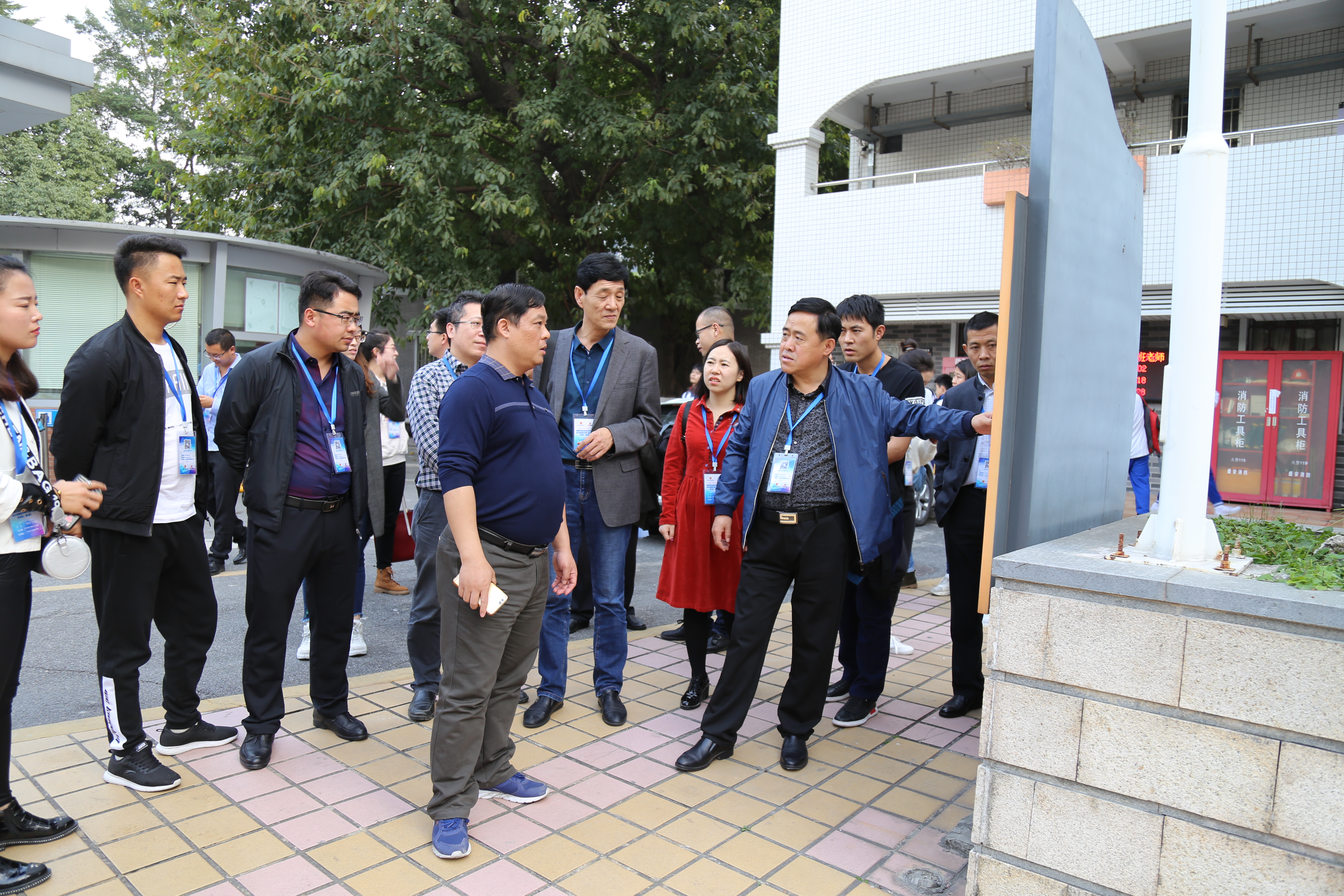 杜晓东主任一行在彭文斌副校长的陪同下参观校园环境