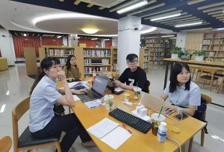 图书馆里的人们中度可信度描述已自动生成