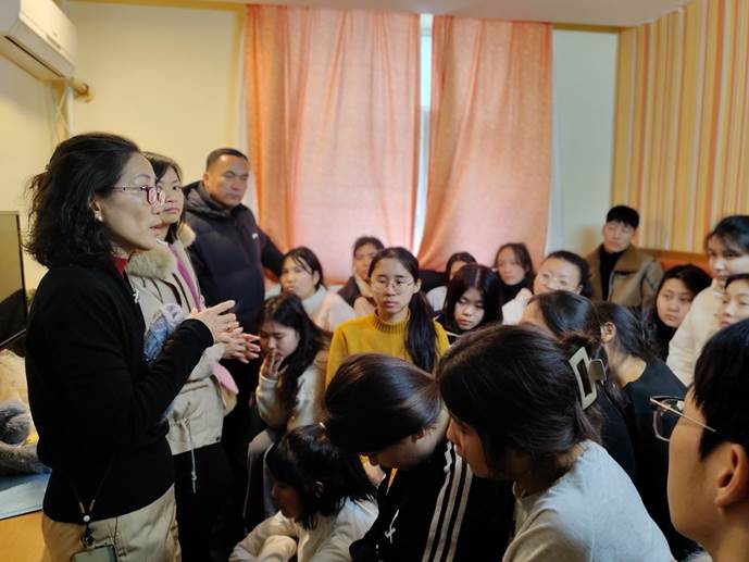 8.老师们在集中住宿点开实习动员会