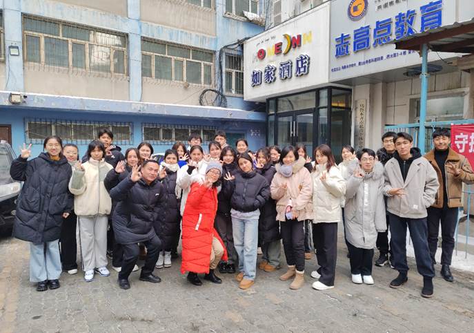 9.老师们一行在如家酒店看望集中实习的学生