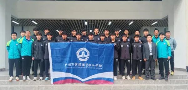 一群人站在一起描述已自动生成
