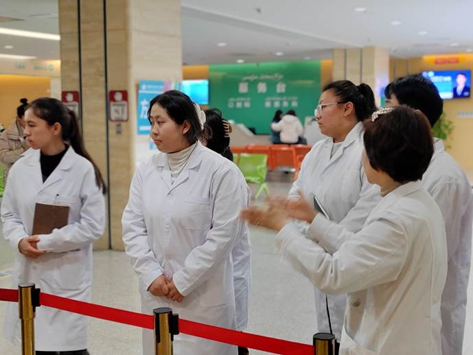 7.新疆自治区人民医院的实习生在了解岗位工作