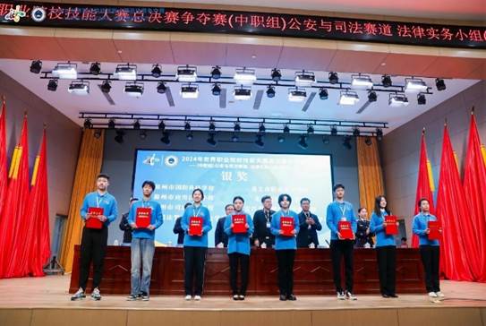 图片包含 一群, 夹, 行, 礼堂描述已自动生成